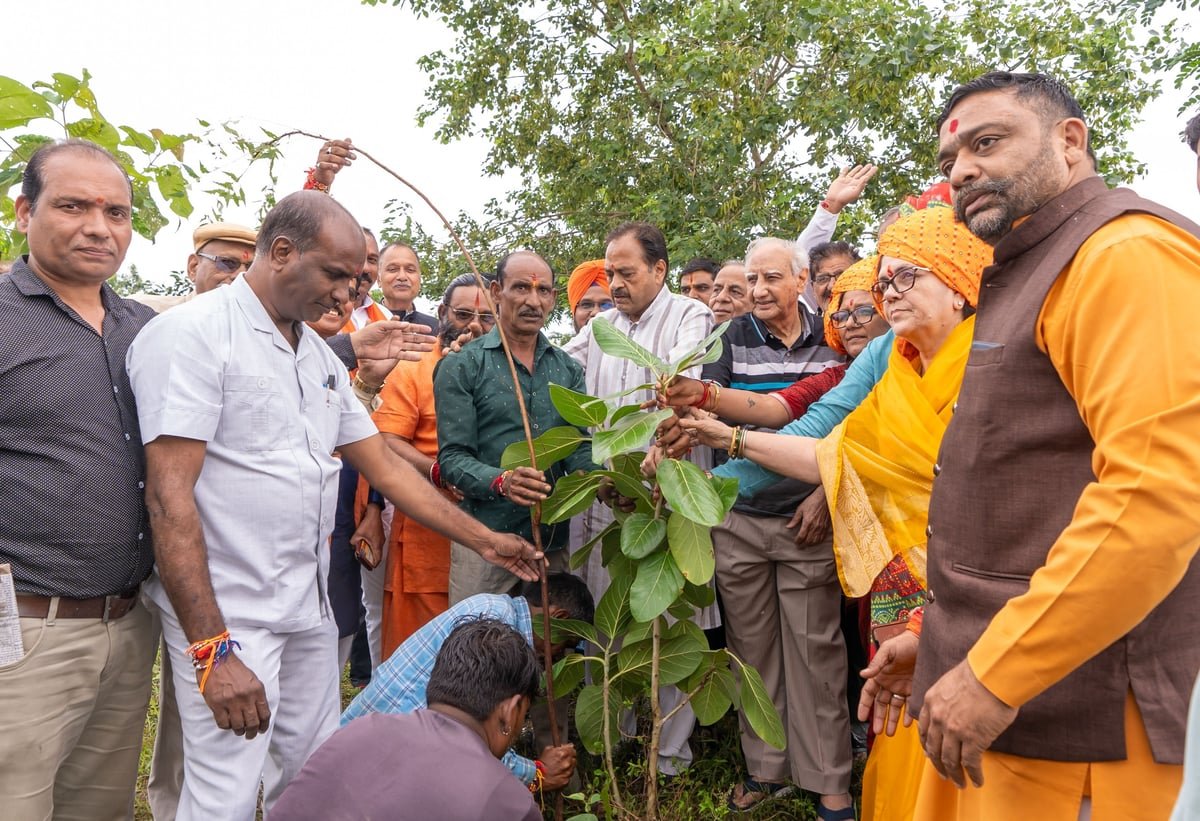 Over 2000 Saplings Planted In Dhar’s “Ek Ped Maa Ke Naam” Tree Plantation Drive At Shri Laxmi Gaushala