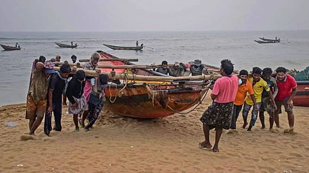 5 Lakh Affected by Fishing Ban in Gujarat 