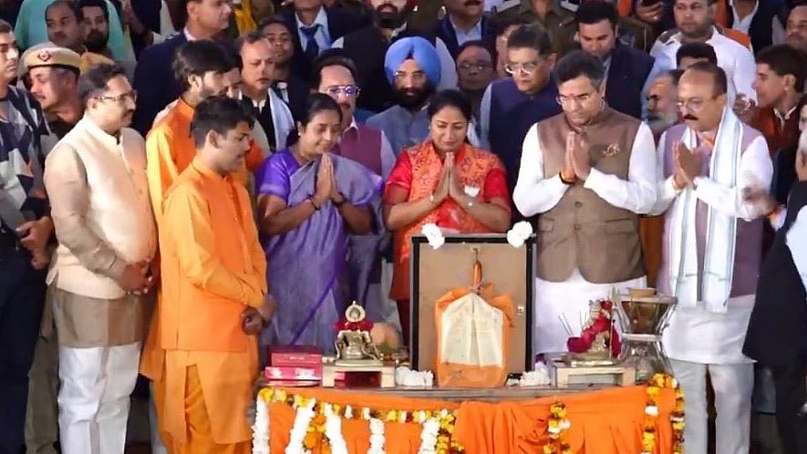 Delhi CM Rekha Gupta, Cabinet Ministers Perform Yamuna Aarti At Vasudev Ghat (VIDEO)