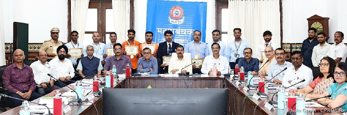 General Manager presents Safety Award to 11 employees of Central Railway