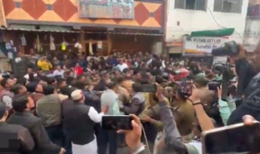 Indore Water Deaths: Face Off Between Congress & BJ P Workers In Bhagirathpura After Opposition Not Allowed To Visit Victim Families–VIDEO