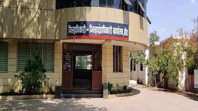 Protest In Beed Against Unauthorised Statues Outside District Collector’s Office